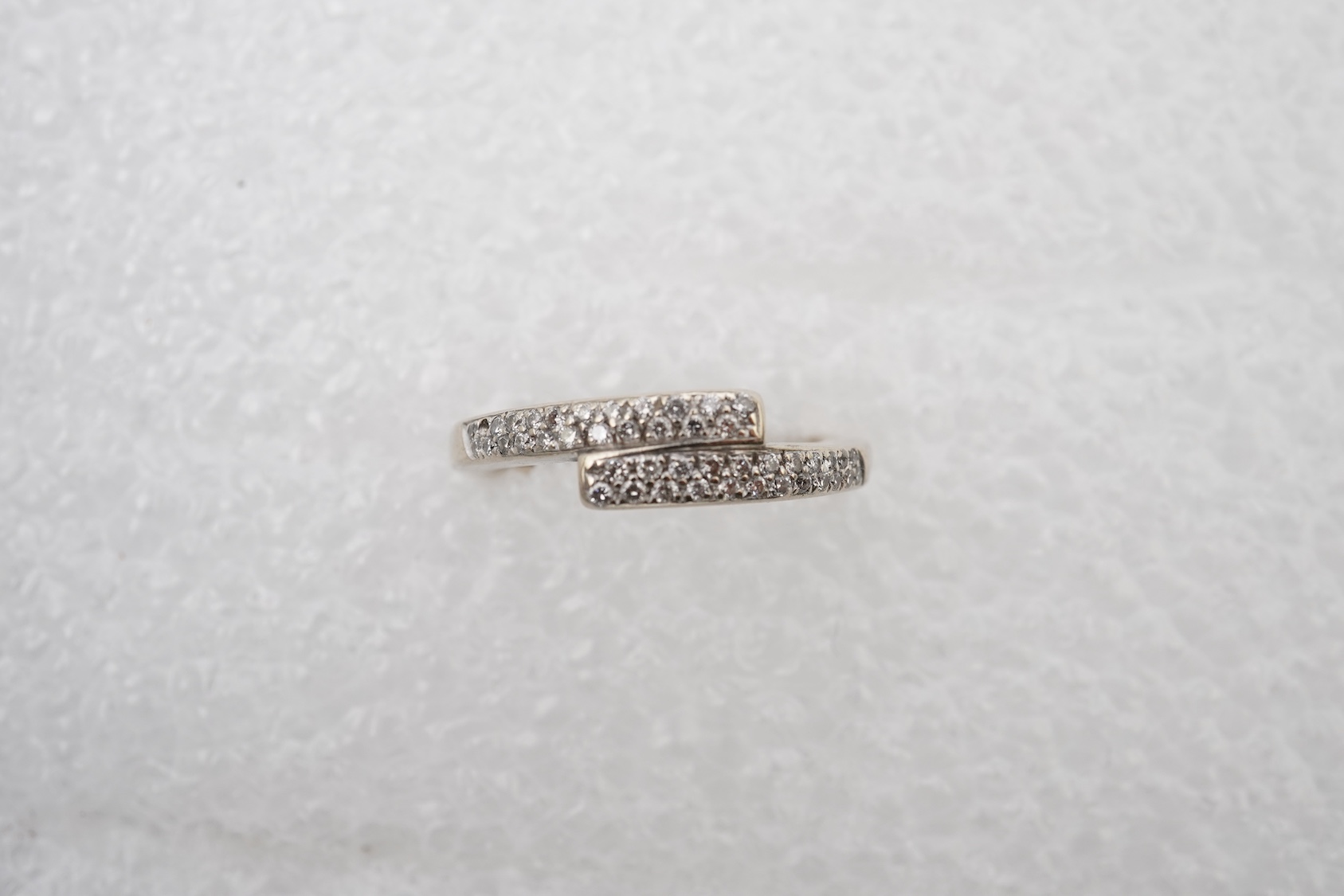 A diamond crossover ring